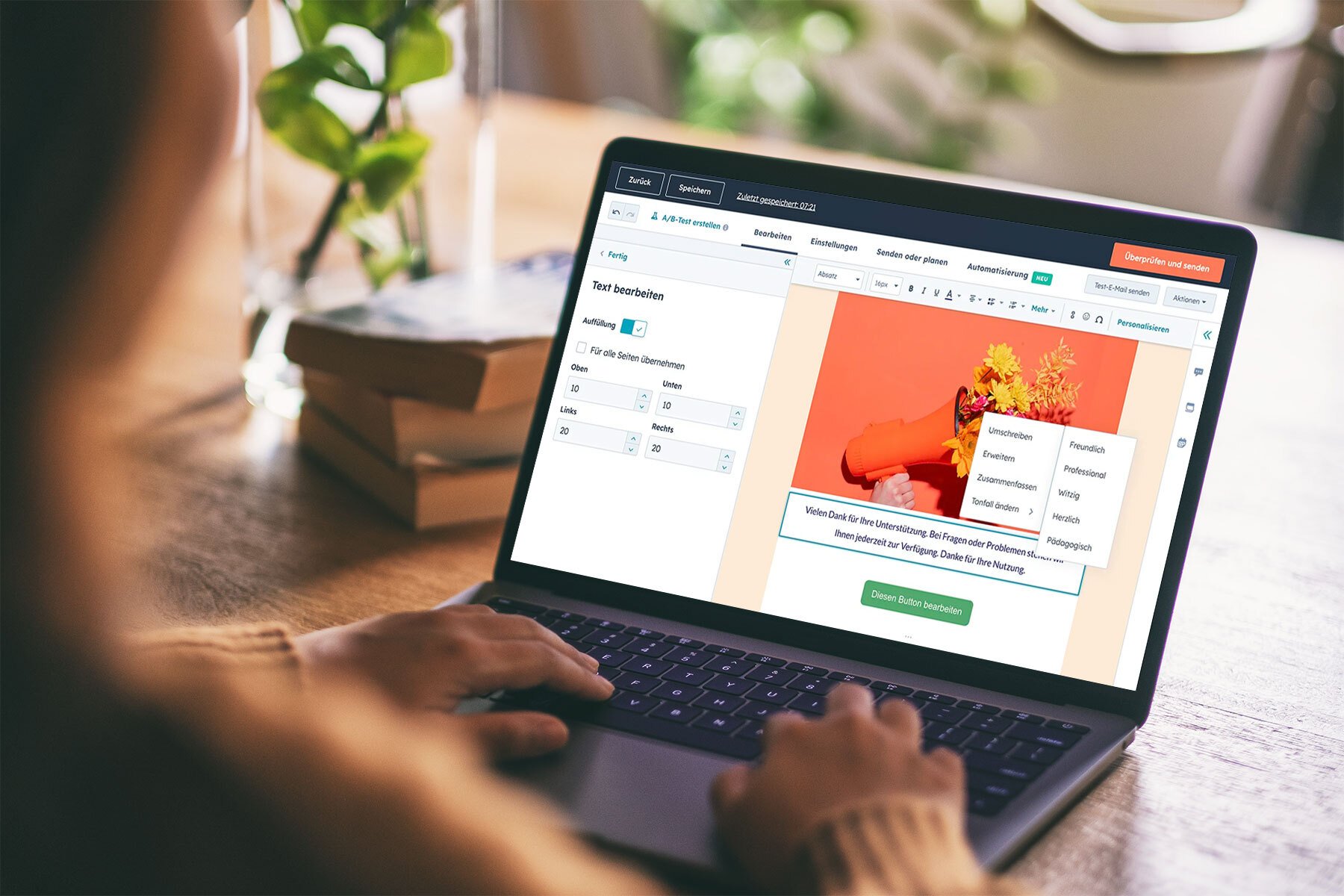 Frau arbeitet am Laptop mit dem HubSpot Content-Generator